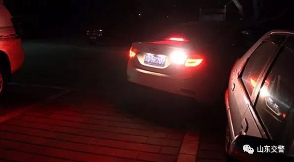 晚上倒车影像太亮看不清,夜晚倒车看不见轮胎怎么办