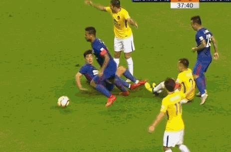 中超恶人乱踢吓得国脚后退躲避！3年前他差点一脚废掉江苏核心