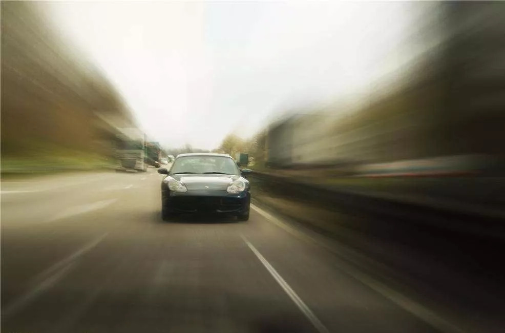 汽车没电了不只是推车才能启动,汽车没电推也启动不了