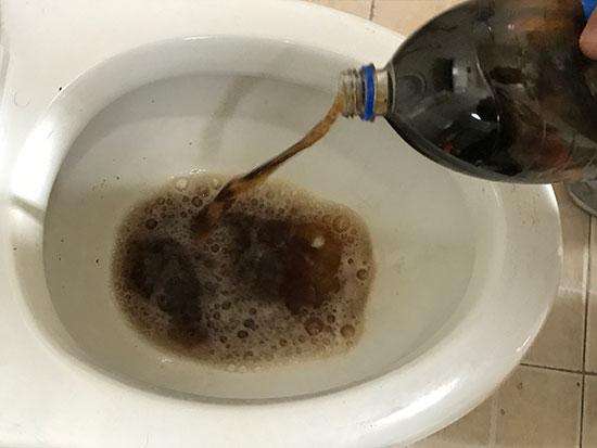 马桶冲完水后水继续上而且下水慢,马桶下水慢用盆倒水下水还是慢