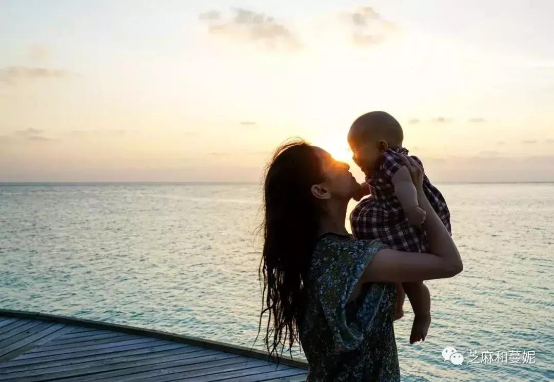 带两个孩子出去的妈妈,带两个孩子的妈妈去旅行