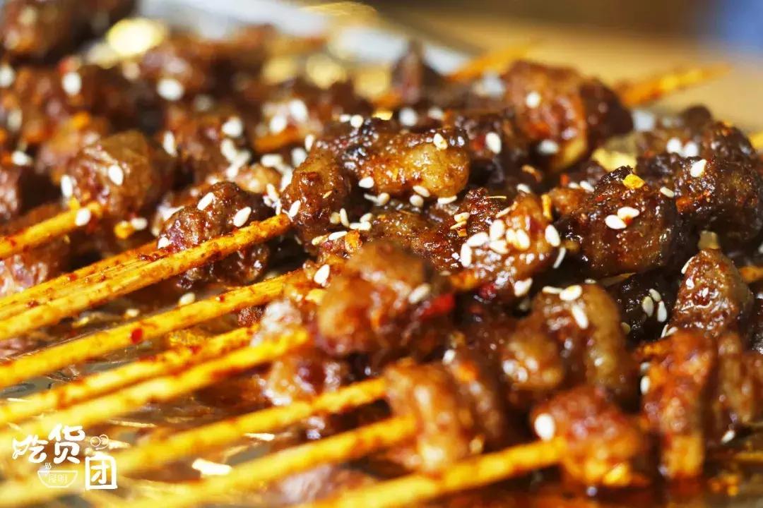 晚上烧烤人气爆棚的一家烧烤店,一到晚上就火爆的烧烤店