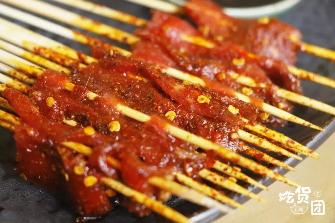 一到晚上就火爆的烧烤店,新发现一家超火爆的烧烤店