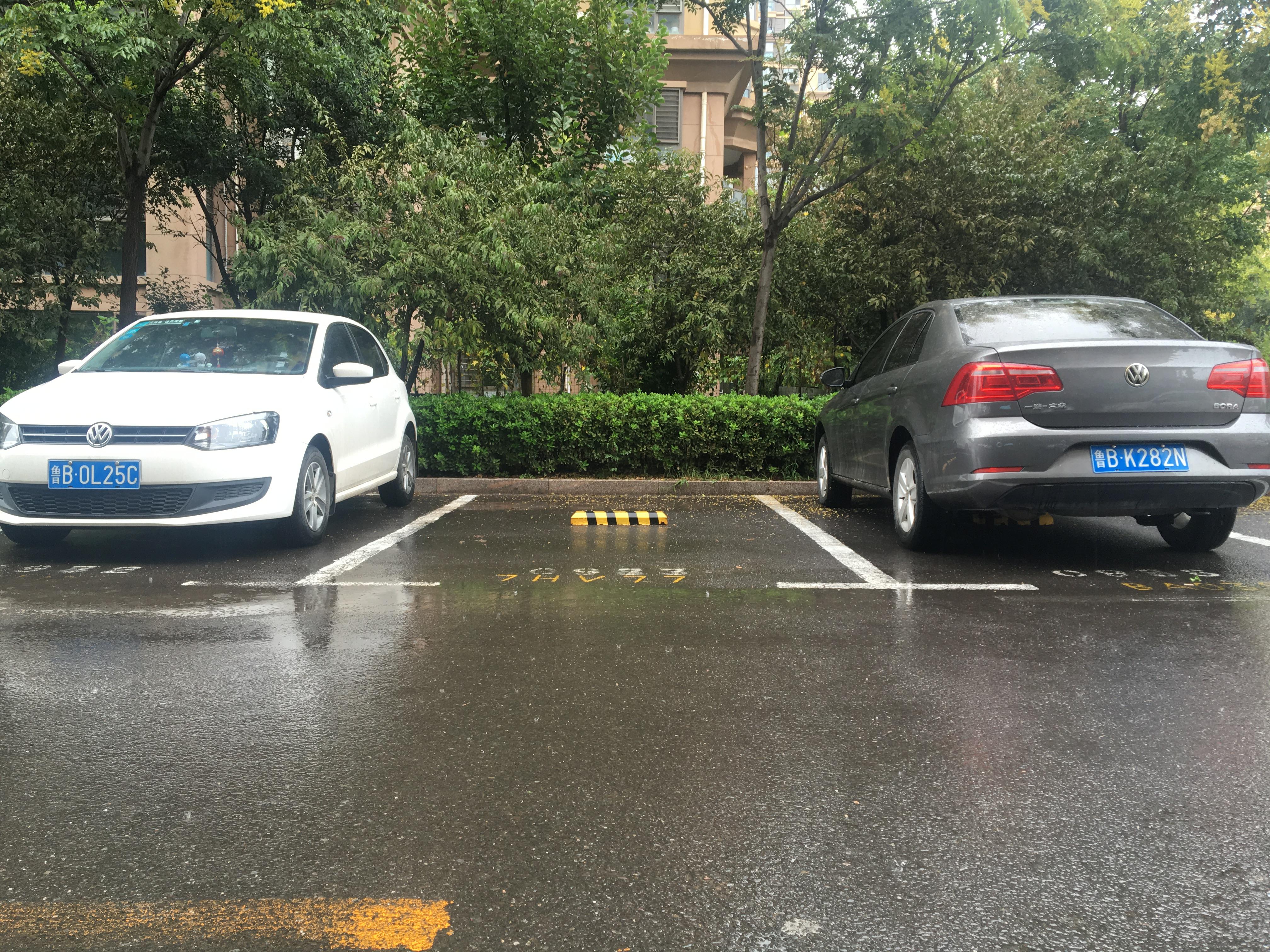 青岛停车难？解开“霸道”地锁，“钥匙”在哪？