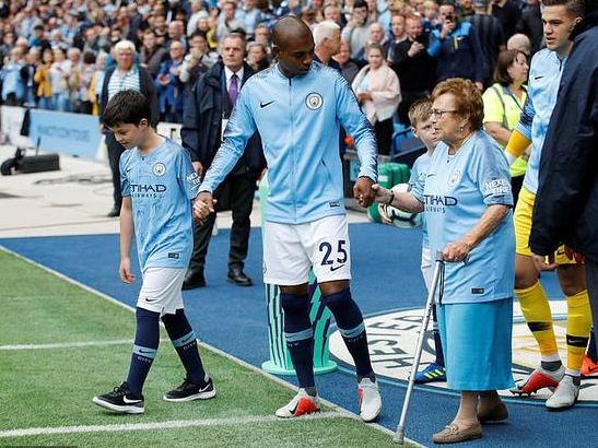 英超感人事件,英超最感人瞬间