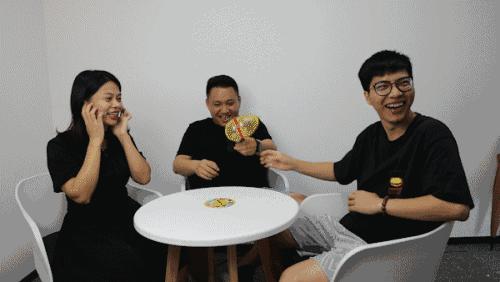 两男一女公然在办公室玩电击，这么刺激？！