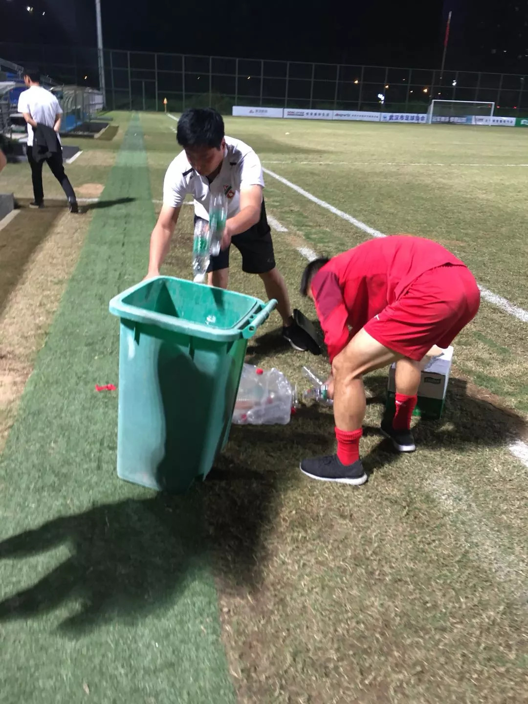 点赞日本人,为中国队点赞日本人