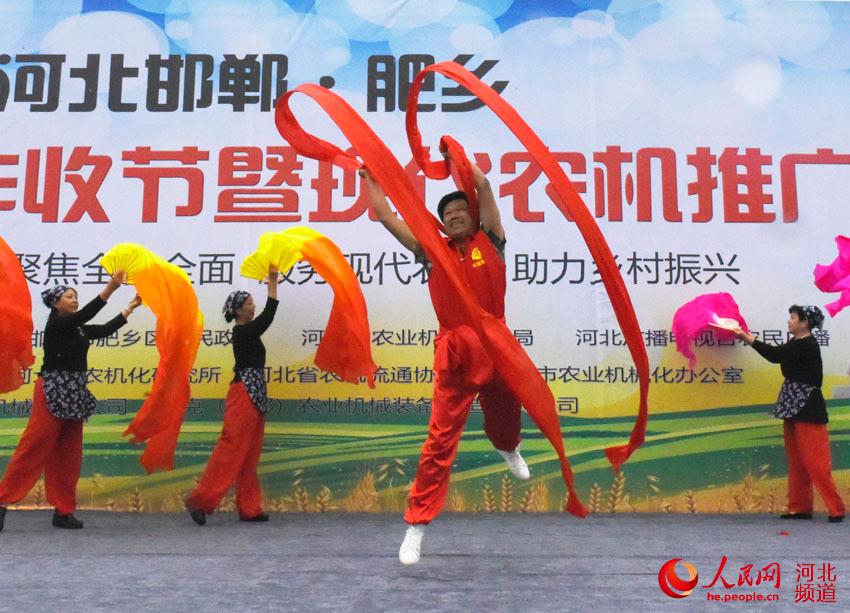 河北邯郸：智慧农机跳起舞喜迎首届丰收节