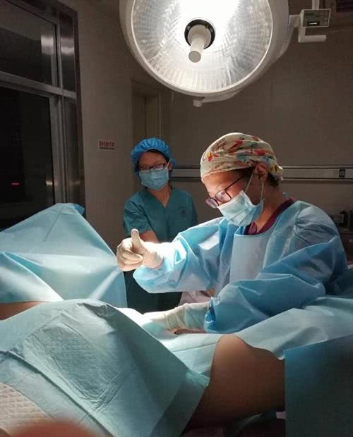 产后男实习生给产妇缝针，缝错针态度还如此傲慢丈夫当面给他一拳