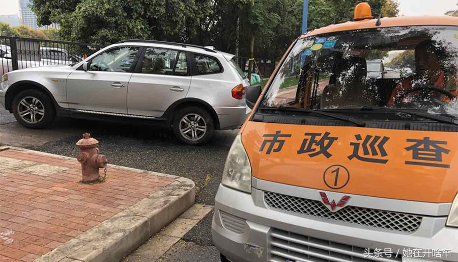 宝马车违停导致后方车辆无法通行,宝马停路上被浇筑