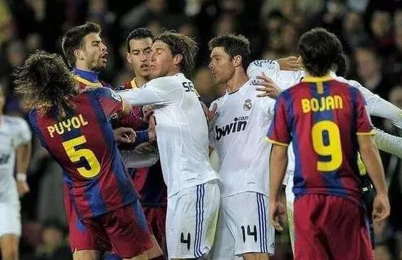 足坛十大红牌搞笑视频,齐达内头撞马特拉齐红牌合适吗