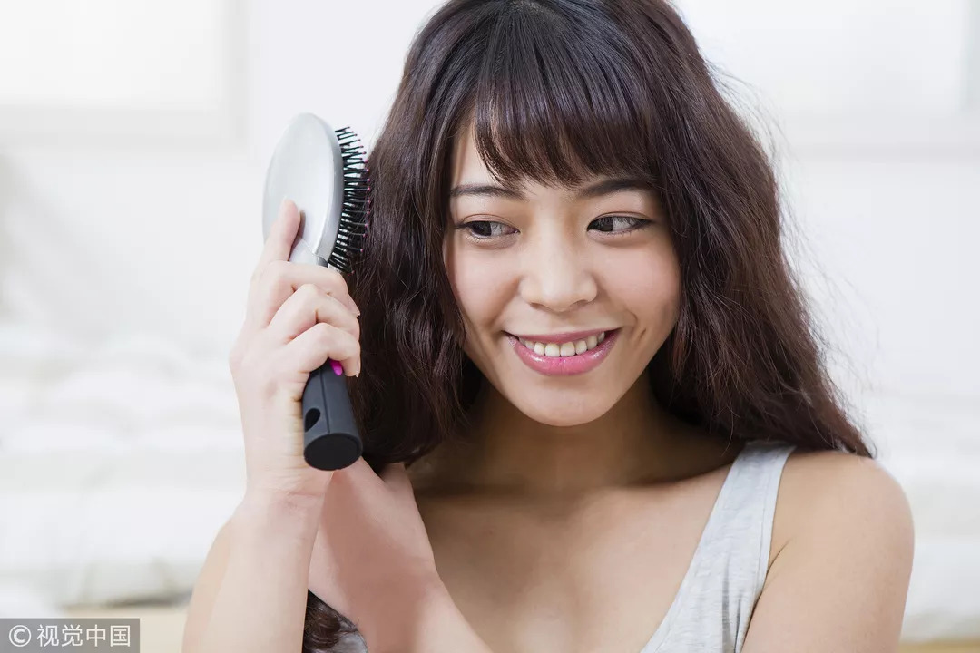 头发怎么洗越洗越黑呀,正确的洗头方法预防脱发