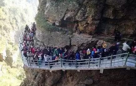 玻璃栈道下面没有防护措施,玻璃栈道玻璃破裂效果