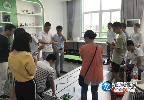 双峰小学教练员团队与话“机器人”头脑风暴在行动