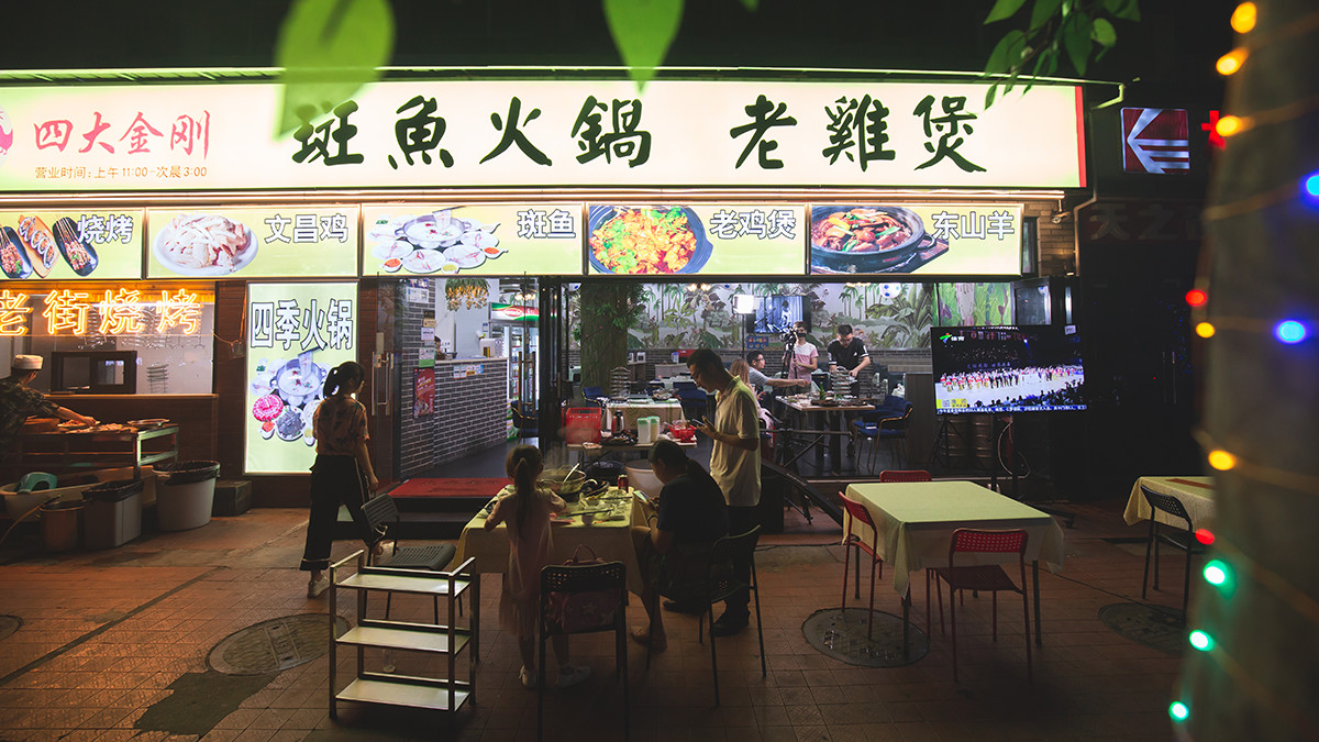 要火！用鲍鱼熬的精华汤底，还涮着“透明”的菜！