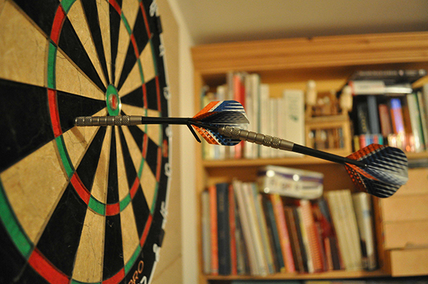 飞镖运动成人,飞镖适合学生党吗