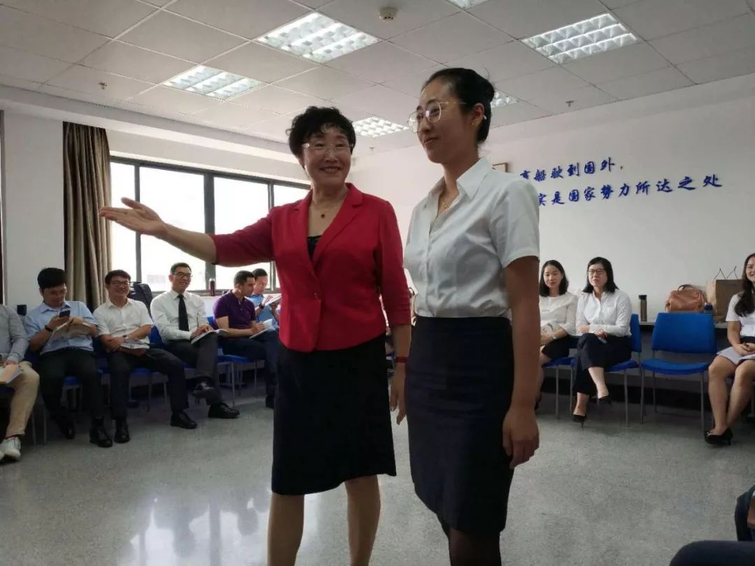 探班上海海事大学《商务礼仪》课：有“礼”走遍天下