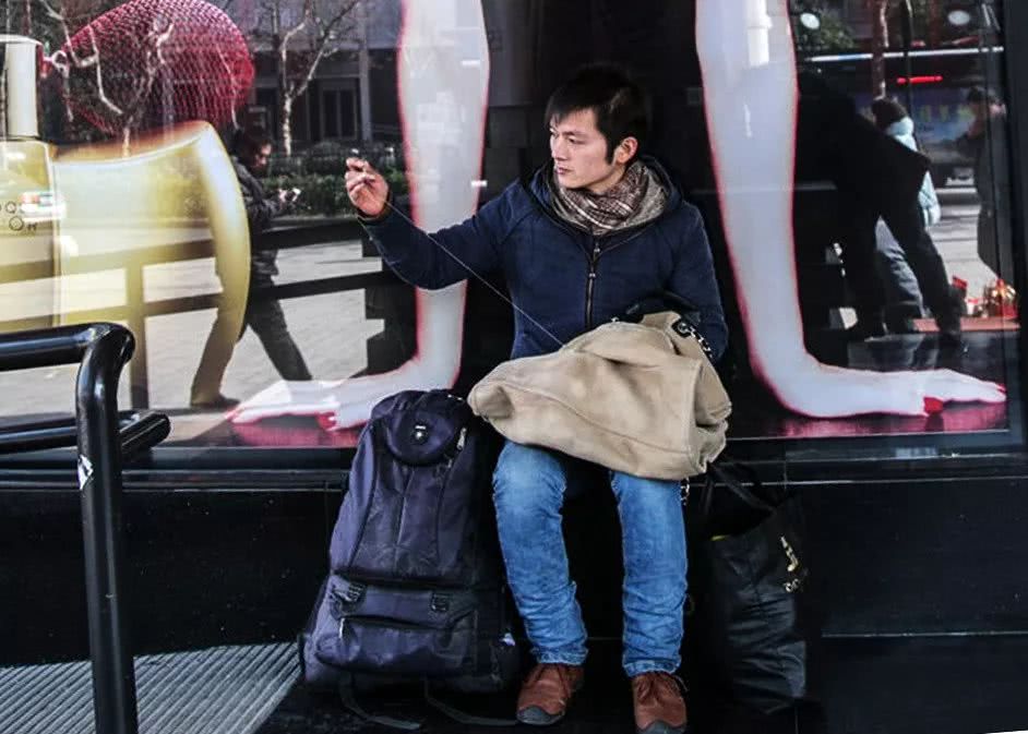 专门给奢侈品、跑车补洞，从LV到保时捷，杭州小伙补3个洞要价1万