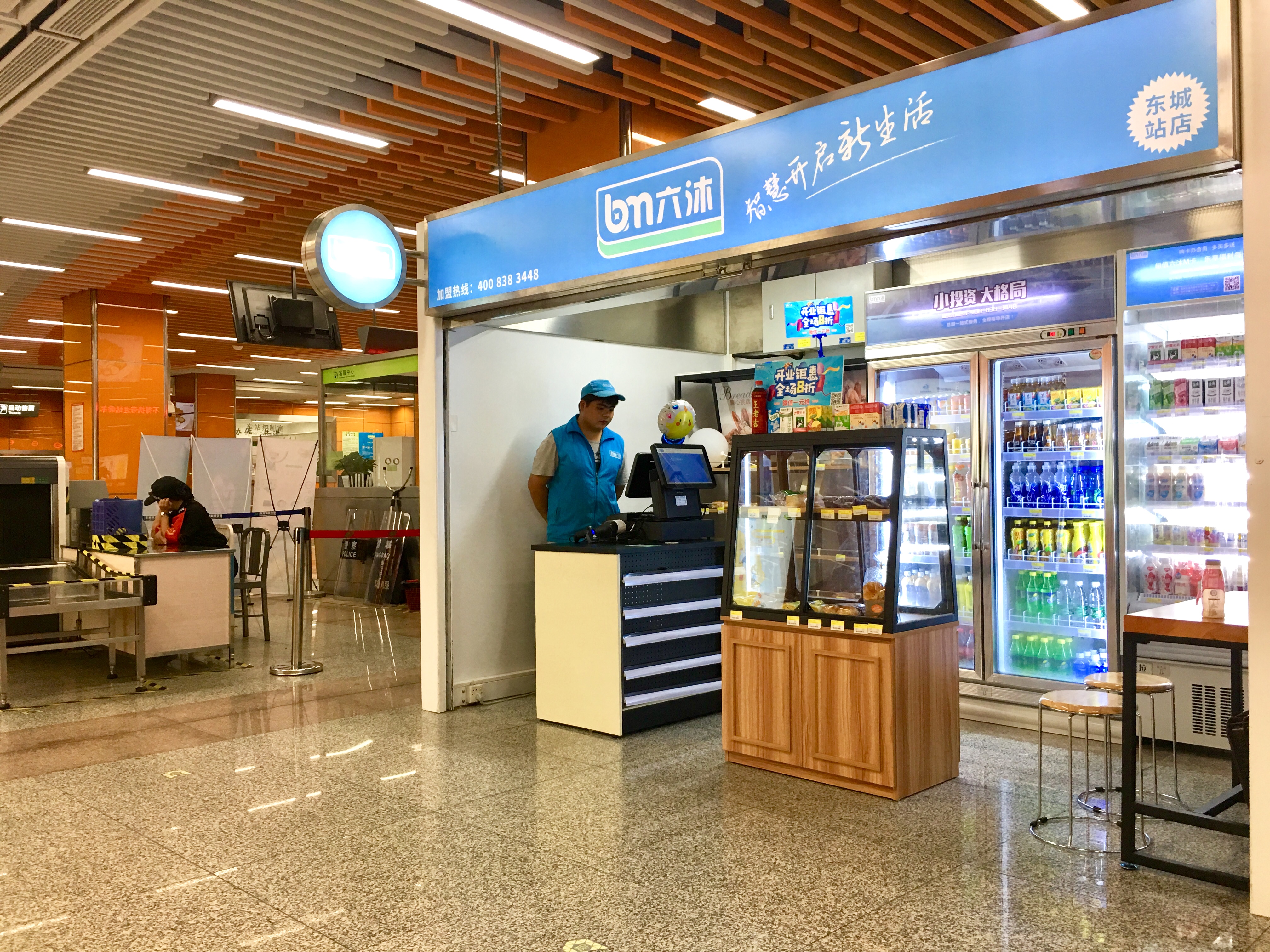 东莞的地铁站，都是这家便利店，什么来头？