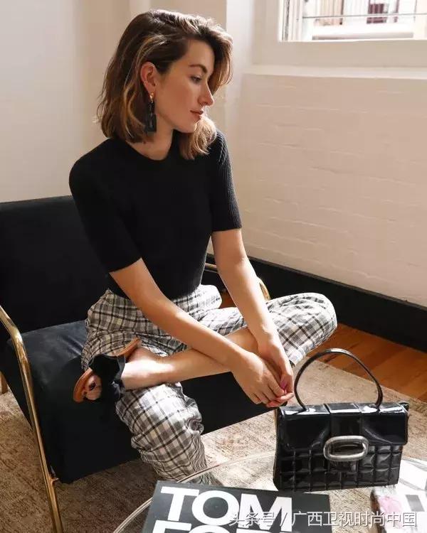 针织衫短袖里面应该穿什么,黑色金丝宽松短袖针织衫怎么搭