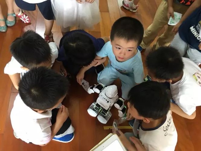 足球机器人儿童,足球机器人幼儿园