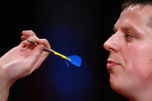 飞镖正确手势图解,牙签飞镖的正确手势