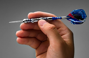 飞镖正确手势图解,牙签飞镖的正确手势