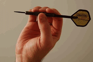 飞镖正确手势图解,牙签飞镖的正确手势