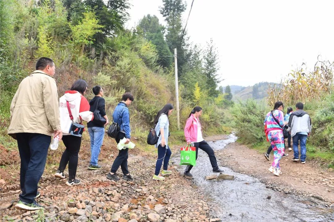 一群外来人带着「梦想」的旅行箱，打破了山娃娃们的平静生活……
