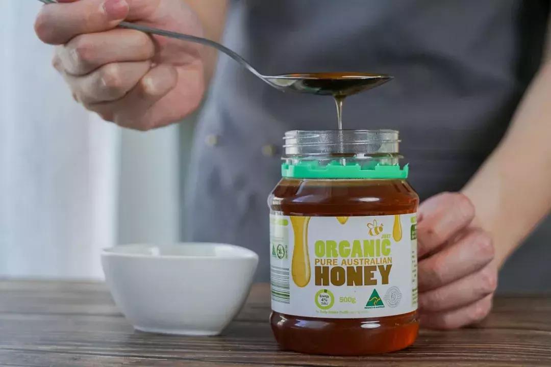 工作累了喝一杯小酒,上班这么辛苦还要回家做饭