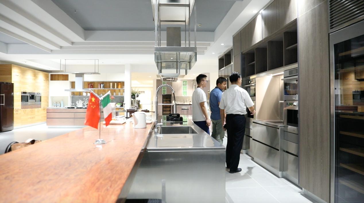 卓意莫锐辉：17岁还是门童如今是华南橱柜巨头董事长