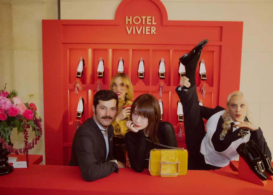 戚薇霸气走秀,唐嫣戚薇机场街拍大全