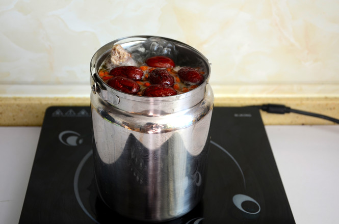 你还在厨房里汗流浃背地煲汤吗？试试这款焖烧锅，让你美美哒喝汤