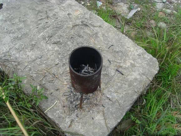 日本人用小竹子做鱼竿去小沟钓鱼,钓鱼人手工制作竹子鱼竿