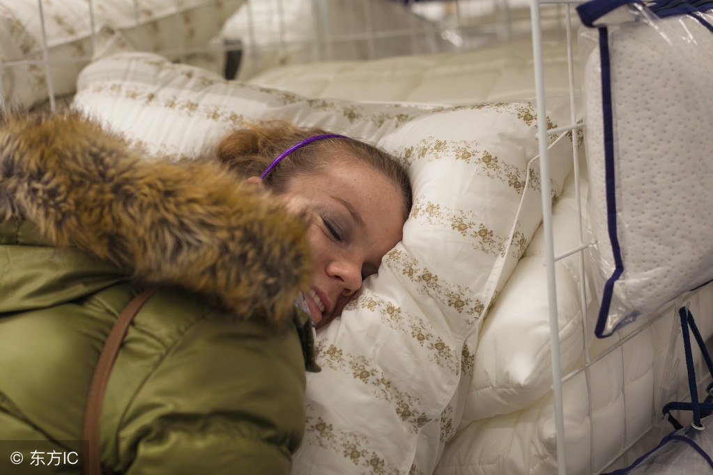 颈椎病患者需要选择什么样的枕头,颈椎病不枕枕头睡觉的好处与弊端