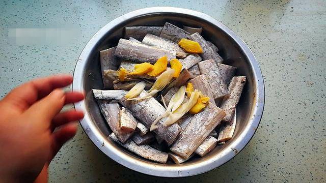 带鱼怎么做不粘锅不会碎掉视频,怎样煎出的带鱼金黄酥脆不粘锅