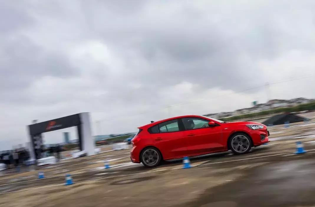 驾驶乐趣测试,全新一代福克斯试驾视频