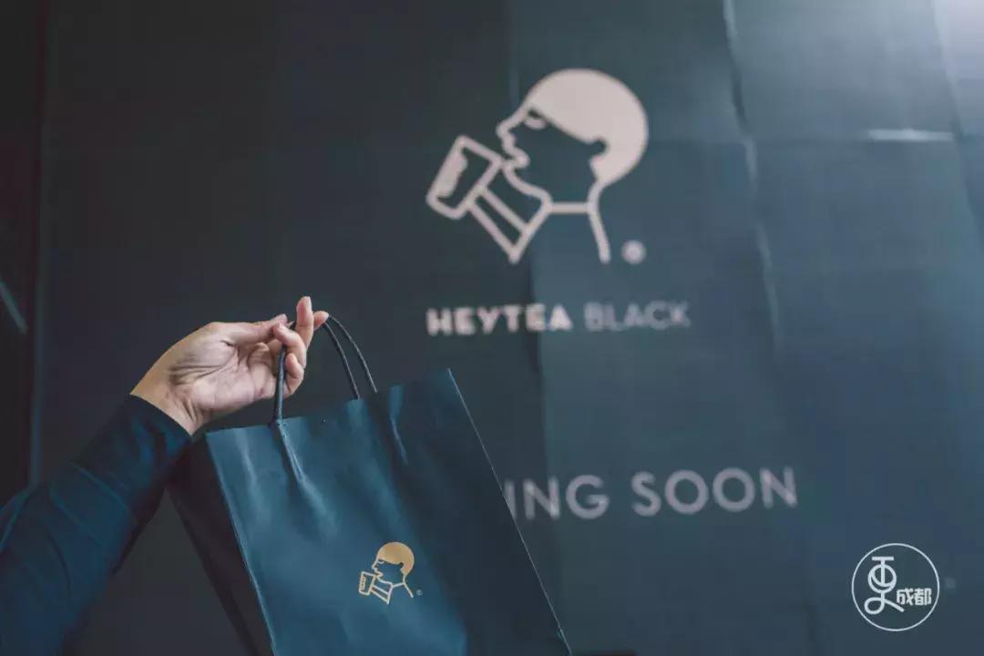 今天刷爆成都人朋友圈的网红奶茶店，卖起了五粮液水果茶和川菜！