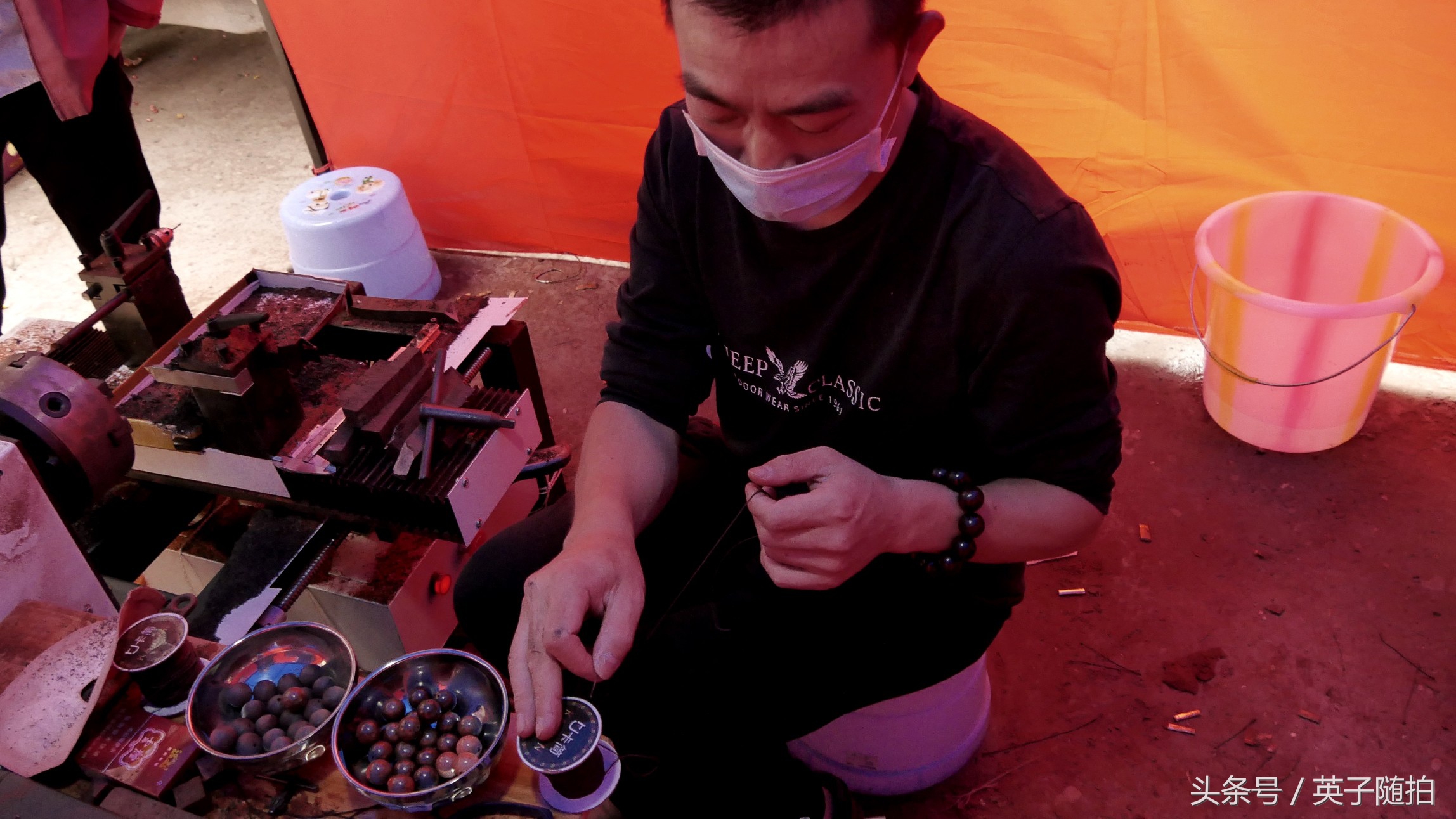 四川渠县：你玩手串吗，古镇三汇来了位帅哥专门加工手串、佛珠