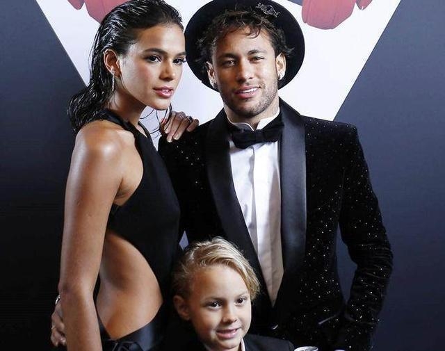 内马尔和女友秀恩爱视频,内马尔与女友秀恩爱狗粮洒一地