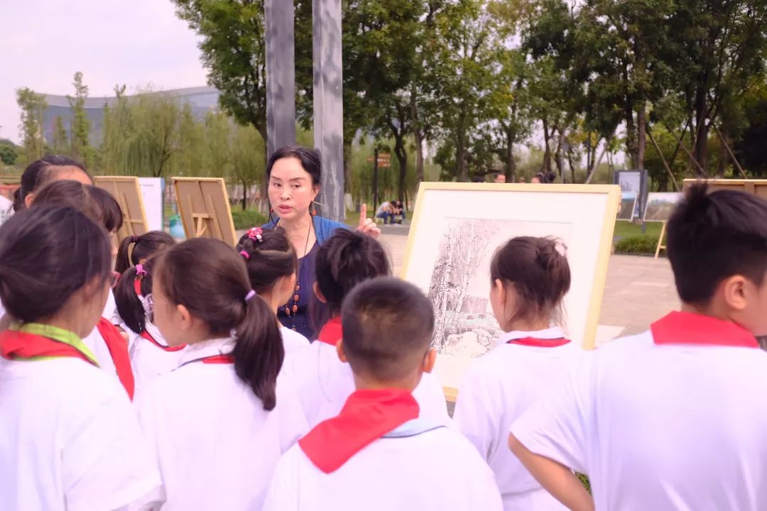 绿·道——天府绿道采风写生作品展巡展亮相锦城湖，小朋友们写生忙