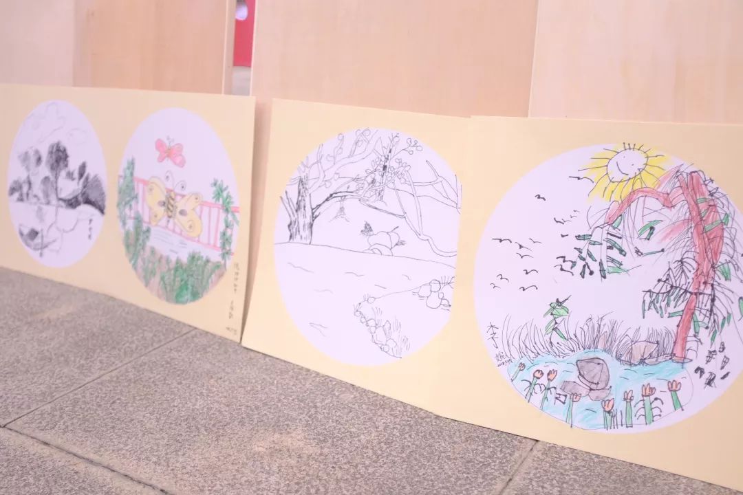 绿·道——天府绿道采风写生作品展巡展亮相锦城湖，小朋友们写生忙