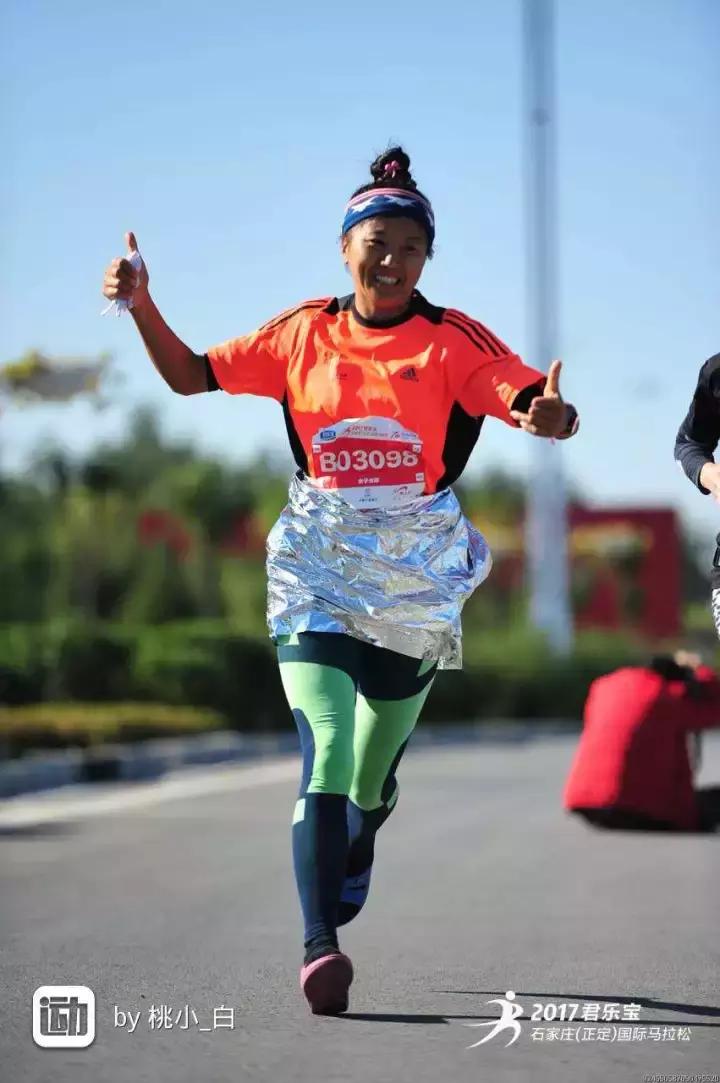 穿拖鞋跑马拉松,马拉松穿拖鞋