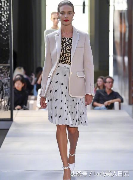 国际大牌都喜欢裤头前挂丝巾,衣服比较单调的时候增加灵气