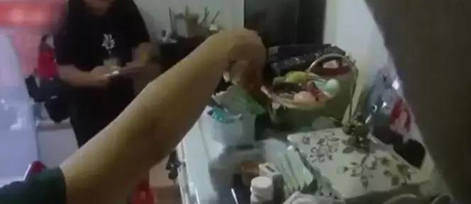 女同事突然狂买奢侈品！老板怒了，曾给她卡里打了这么多钱……