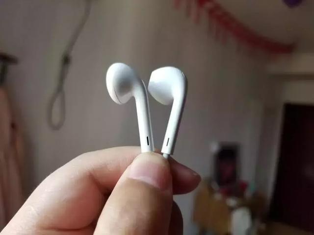 耳机上的小孔是干什么的,耳机上面的调节声音小孔是什么