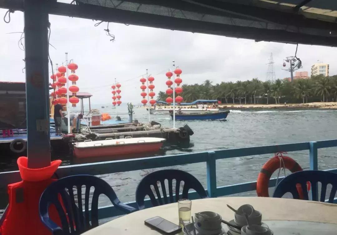 三亚火车头万人海鲜广场哪家好吃,在三亚3000元一桌的海鲜大餐