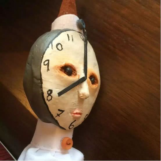 孩子用盒子建造废弃城市在家里,12岁男孩自己捡破烂