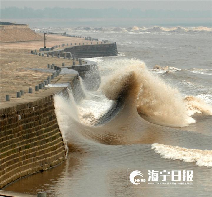 拍钱塘江大潮遭巨浪瞬间吞没,为了拍照被潮水冲走身亡