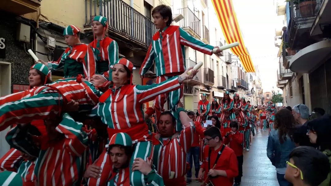 西班牙叠人塔全过程,西班牙叠人塔事故